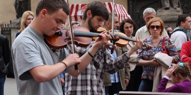 Мелодії Львова у розмові з вуличними музиками